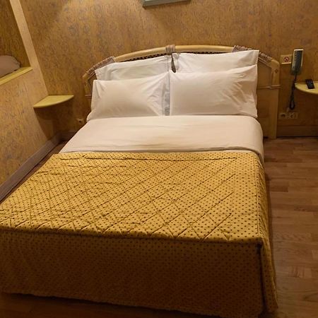 Hotel De La Tour Pont-de-lʼArche Екстериор снимка