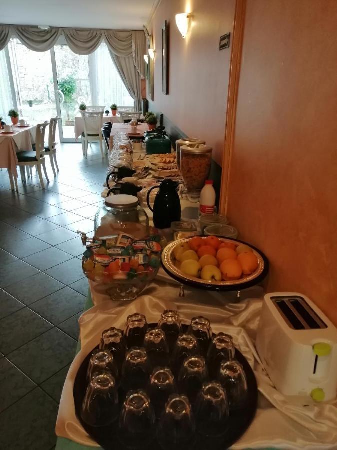 Hotel De La Tour Pont-de-lʼArche Екстериор снимка