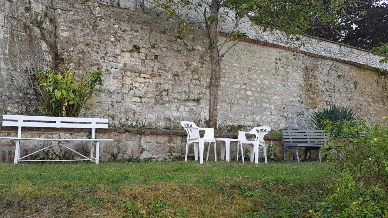 Hotel De La Tour Pont-de-lʼArche Екстериор снимка