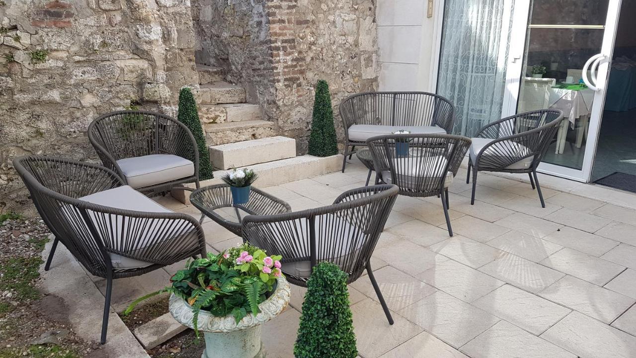 Hotel De La Tour Pont-de-lʼArche Екстериор снимка