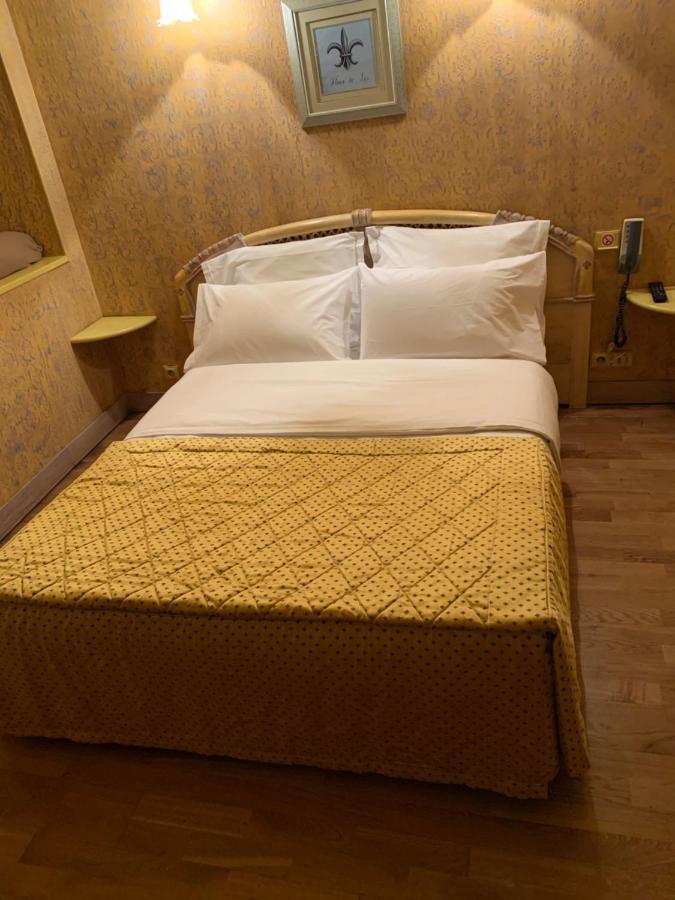 Hotel De La Tour Pont-de-lʼArche Екстериор снимка