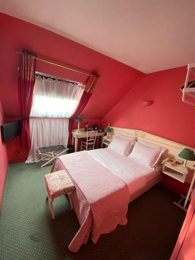 Hotel De La Tour Pont-de-lʼArche Екстериор снимка