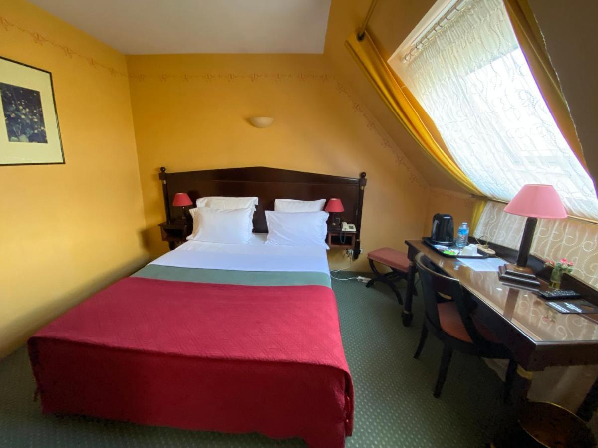 Hotel De La Tour Pont-de-lʼArche Екстериор снимка