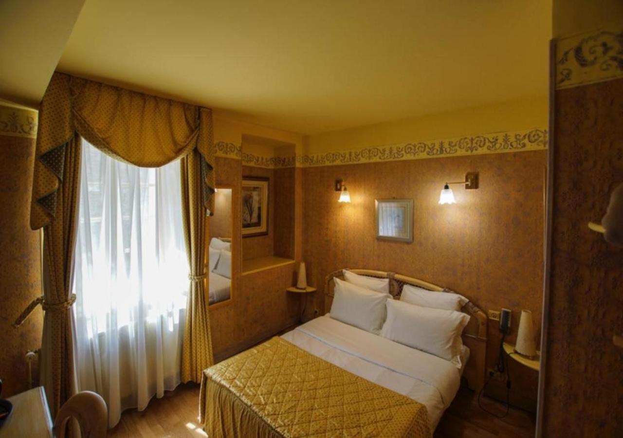 Hotel De La Tour Pont-de-lʼArche Екстериор снимка